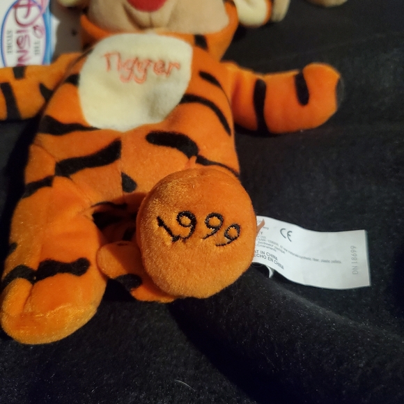 Disney Store Exclusive Tigger and Pooh Plush - Picture 6 of 13